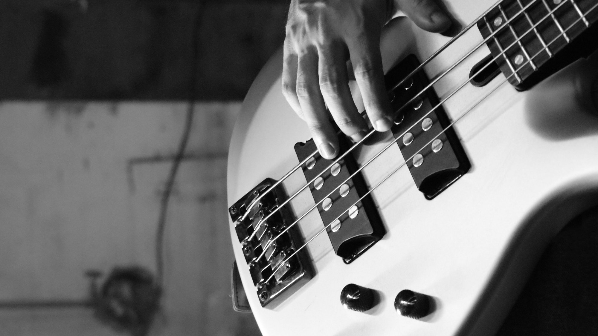 贝斯黑白文艺风格桌面壁纸