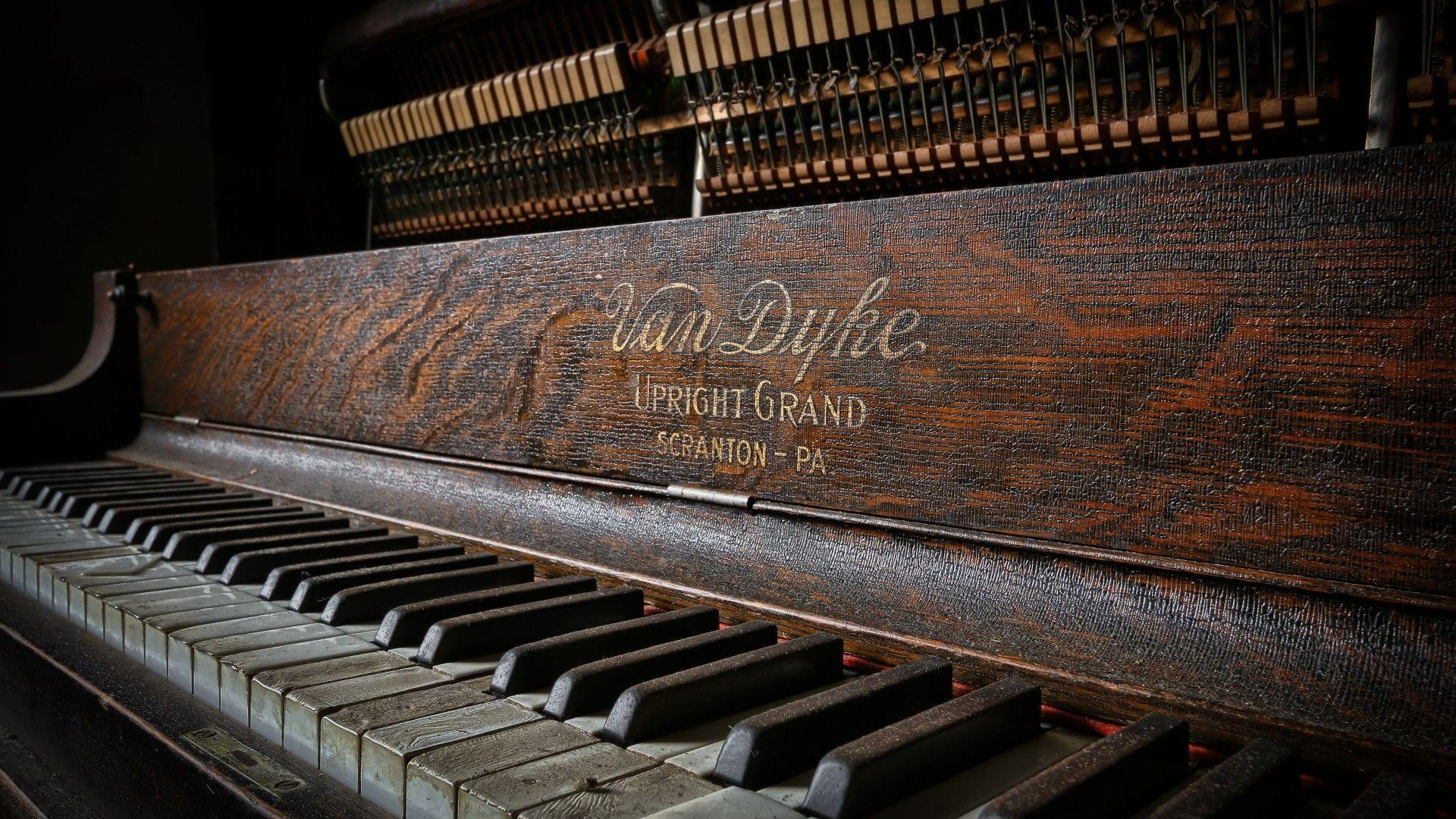 复古钢琴桌面壁纸