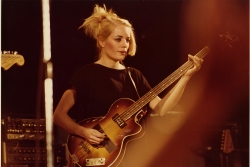 女贝斯手电脑桌面壁纸