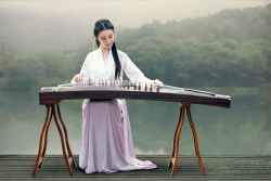 美女弹奏古筝电脑桌面壁纸