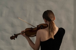 美女演奏小提琴电脑桌面壁纸图片